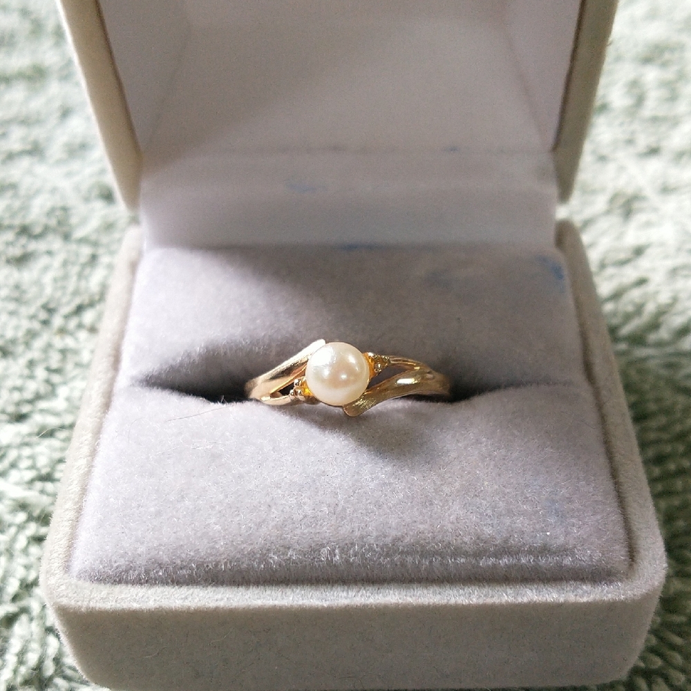Elegant 10k Gold Pearl Pinky Ring